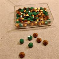 Grønne krystaller, gold foiled. 7 mm. diameter.